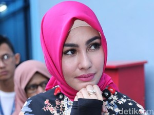 Pakai Niqab saat di Bandara, Kartika Putri Merasa Terintimidasi