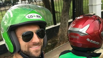 Pesepakbola Ilija Spasojevic yang kini bermain untuk Bali United juga pernah naik Go-Jek (IG: @gojekindonesia)