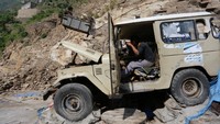 Kereta gantung ini dihidupkan dari generator mobil jeep. Kereta gantung ini hanya digunakan untuk mengantar barang dari satu puncak ke puncak yang lain sepanjang 1.200 meter. (Abduljabbar Zeyad/Instagram)