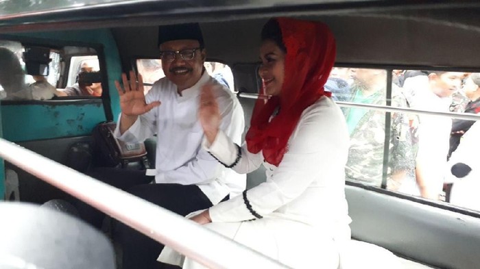 Gus Ipul-Puti Naik Mikrolet Ambil Nomor Urut
