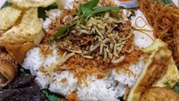 @mod_eka mengunggah sepiring nasi ulam komplet dengan taburan serundeng, teri goreng dan dipadu dengan aneka lauk enak seperti bihun hingga telur dadar. Nyam! Foto: Istimewa