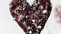 Malas mengolah kue yang ribet? Bikin saja cokelat stik bentuk hati ini. Cantik namun mudah dibuat. Ini bisa juga jadi alternatif saat tak punya banyak waktu untuk memasak. Foto: Istimewa