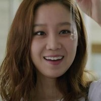 Kalung jadi salah satu hadiah yang paling banyak diberikan tokoh-tokoh utama pria di drama Korea. Mulai dari kalung bintang dan bulan Goo Joon Pyo untuk Geum Jan Di, kalung matahari dari Joong Won untuk Gong Sil di Masters Sun sampai kalung tear drops Soo Ha untuk Hye Sung di drama I Hear Your Voice. Foto: Istimewa