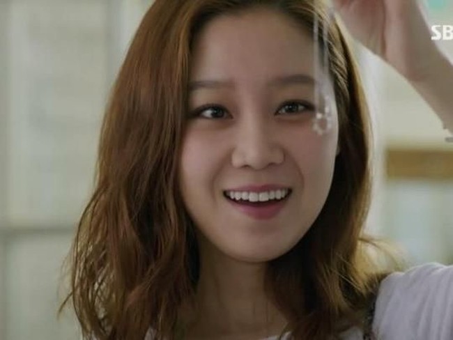 Kalung jadi salah satu hadiah yang paling banyak diberikan tokoh-tokoh utama pria di drama Korea. Mulai dari kalung bintang dan bulan Goo Joon Pyo untuk Geum Jan Di, kalung matahari dari Joong Won untuk Gong Sil di Masters Sun sampai kalung tear drops Soo Ha untuk Hye Sung di drama I Hear Your Voice. Foto: Istimewa