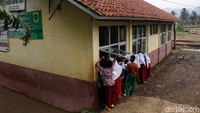 Meski sempat terkena dampak longsor 4 bulan lalu, sekolah ini tetap beraktifitas normal.