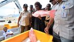 Mengintip Gaya Nyentrik Susi Pudjiastuti Saat Ngopi di Tengah Laut!