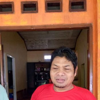 Dengan arogannya, pelaku mengaku sebagai anggota polisi dan mengancam Ginna