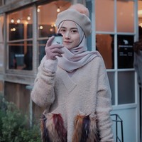 Nisa Cookie terlihat memakai beberapa topi baret yang berbeda saat liburan ke Jepang. Ia memilih topi baret dengan tambahan aksen pompom agar tampilannya lebih playful khas fesyen di Jepang. Foto: Instagram