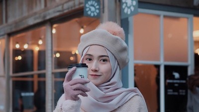 Foto: 10 Gaya Hijab Pakai Topi yang Kekinian Ala Nisa Cookie