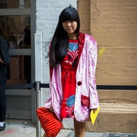 Warna merah dan pink dalam satu look? Kenapa tidak. Seperti gaya cewek yang satu ini, gaun mini floral merahnya dipadukan blazer longgar pink berbahan velvet. Nggak terlihat berlebihan kan? (Foto: Istimewa)