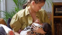 Atiqah Hasiholan rela menghentikan aktivitasnya sebagai artis untuk sementara demi mengurus putri semata wayangnya bersama Rio Dewanto, Salma. “Setelah menjadi Ibu dan menyusui Salma. Banyak cara pandang saya yang berubah. Salah satunya adalah pandangan saya terhadap Payudara,” tulisnya di Instagram. Foto: Instagram