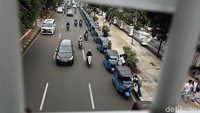 Sejumlah bajaj mangkal untuk menunggu penumpang.
