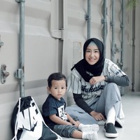 Fadila Rahma kini mengajar di UNINUS, sebuah universitas swasta di Bandung. Wanita kelahiran 1988 ini sudah menikah dan dikaruniai satu anak laki-laki. Foto: Instagram