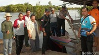 Delapan orang dari tim BKSDA Kalteng terjun ke Desa Sebangau Jaya pada Senin (29/1). Mereka hendak mengevakuasi buaya seberat 1 ton yang memangsa seorang warga bernama Aman.