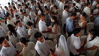 Peserta nikah massal tampak semuanya memakai pakaian serba putih (Foto: Dok. REUTERS/Erik De Castro)