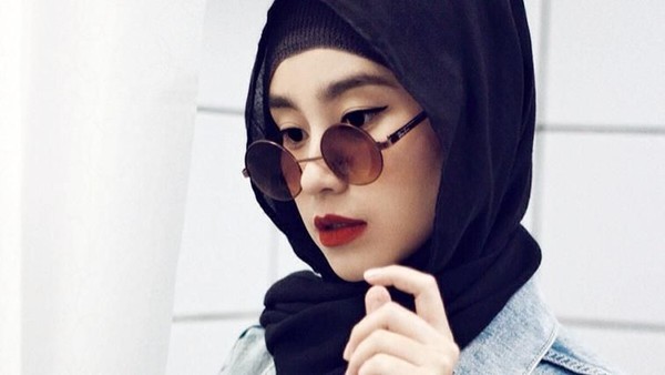 Dosen Cantik Asal Bandung Ini Gaya Hijabnya Kekinian Ala Anak Muda