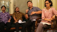 Diskusi dihadiri oleh Ketua AJI Jakarta Ahmad Nurhasim, Ketua AMSI Wenseslaus Manggut, Wakil Ketua AJI Indonesia Revolusi Riza, dan peneliti MAPPI Ditta Wisnu.