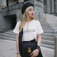 Memiliki followers lebih dari 146 ribu di Instagram, Calista Cuaca yang kerap menampilkan gaya busana high end itu sepopuler ibunya, Jamie Chua, di media sosial. Dok. Instagram