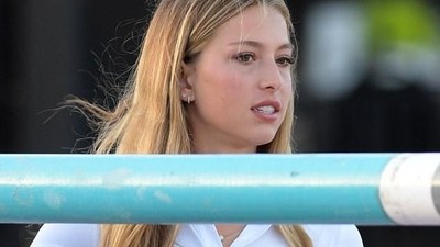 Gaya Unik Putri Cantik Steve Jobs Tenteng iPhone
