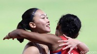 Hima mendapat ucapan selamat dari atlet Indonesia Ulfa Silpiana.