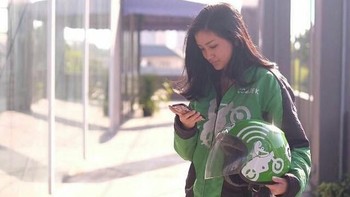Eugenia Patricia Agus, pengusaha pendiri Puyo ini sempat tertangkap kamera mengenakan seragam dari mitra driver Go-Jek (IG: @dagelan)