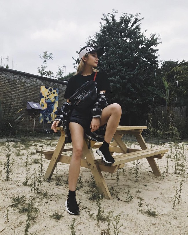 Calista Cuaca berpose dengan gaya khas anak muda, memakai belt bag yang tengah tren. Belt bag yang dipakainya merupakan keluaran Gucci seri web logo belt bag seharga 980 Euro atau sekitar Rp 16,5 juta. Dia juga terlihat memakai topi dari Gucci. Foto: Instagram