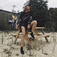 Calista Cuaca berpose dengan gaya khas anak muda, memakai belt bag yang tengah tren. Belt bag yang dipakainya merupakan keluaran Gucci seri web logo belt bag seharga 980 Euro atau sekitar Rp 16,5 juta. Dia juga terlihat memakai topi dari Gucci. Foto: Instagram