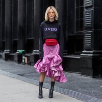 Pilih aksesori yang unik supaya penampilan kamu lebih stand-out. Fanny pack bisa jadi opsi. (Foto: Istimewa)