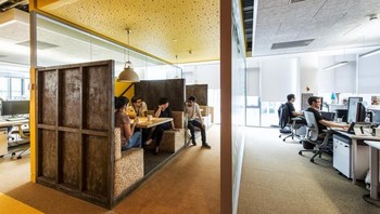 “Keseimbangan antara pekerjaan dan kehidupan tidak bisa dicapai dengan menghabiskan seluruh hidup Anda di kantor. Hal ini tidak nyata, tidak terlibat dengan dunia,” kata dia. Foto: Office Snapshot