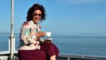 Mengintip Gaya Nyentrik Susi Pudjiastuti Saat Ngopi di Tengah Laut!
