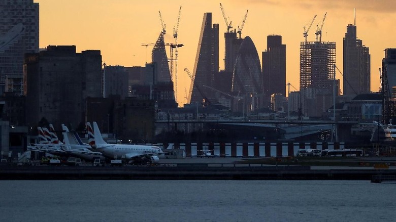 Bom Sisa Perang Dunia II Dipindahkan, Bandara London Dibuka Kembali Bom Sisa Perang Dunia II Dipindahkan, Bandara London Dibuka Kembali