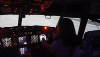 Jadi selama di dalam, sekitar 4 jam calon pilot akan dilatih menghadapi berbagai kemungkinan yang bisa terjadi sejak take off hingga landing (Kurnia/detikTravel)