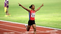 Hima melakukan perayaan setelah menjadi yang tercepat di lari 200 meter putri. Dia pun berhak meraih medali emas.