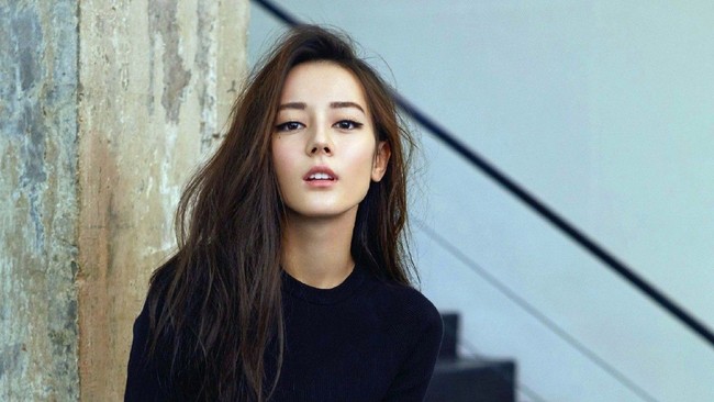 Dilraba Dimurat merupakan aktris China yang juga keturunan etnis Uyghur. Ia sudah menjadi langganan masuk dalam daftar TC Candler. Ia bahkan pernah disebut sebagai wanita tercantik Asia 2017 menurut I-Magazine yang merilis Fashion Face Awards 2017. Foto: Dok. Allkpop