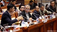 Komisi III DPR mempersoalkan tentang barang rampasan koruptor yang dihibahkan KPK. Proses hibah yang dianggap secara langsung disebut melanggar aturan.