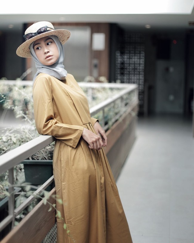 Salah satu barang yang wajib ia kenakan adalah sepatu sneakers. Ia hampir selalu memakai sneakers klasik seperti Adidas Gazelle atau Vans Authentic. Ia tidak terlalu suka sneakers yang hits sekarang ini seperti Ballenciaga. Foto: Instagram