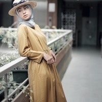 Salah satu barang yang wajib ia kenakan adalah sepatu sneakers. Ia hampir selalu memakai sneakers klasik seperti Adidas Gazelle atau Vans Authentic. Ia tidak terlalu suka sneakers yang hits sekarang ini seperti Ballenciaga. Foto: Instagram