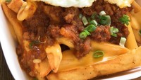 Menu lainnya ada beef chilly cheese fries. Menggabungkan kentang goreng, daging giling, keju dan telur mata sapi. Foto: Klook/Instagram Hungry Heroes