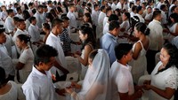 Tak hanya anak muda, pasangan berumur pun tak mau ketinggalan (Foto: Dok. REUTERS/Erik De Castro)