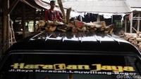 Bisnis pengolahan kayu Harapan Jaya ini beralamat di Jl. Raya Kracak, Lewiliang, Bogor. Mereka mendapatkan kayu dari pengepul kecil atau dari perkebunan warga sekitar.