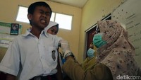 Ekspresi unik terpancar dari anak anak, ada yang tertawa, menangis hingga harus dipeluk oleh ibu guru.