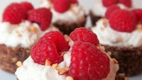 Kalau tart yang satu ini diberi topping cream lembut dengan topping buah raspberry segar dan kacang cincang. Yummy! Foto: Istimewa