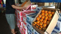 Hal senada dikatakan pedagang lain, Heru. Di tokonya, saat ini stok jeruk mandarin hanya sedikit. Saat ini jeruk mandarin di tokonya mayoritas diisi dengan jeruk serupa berasal dari Pakistan.