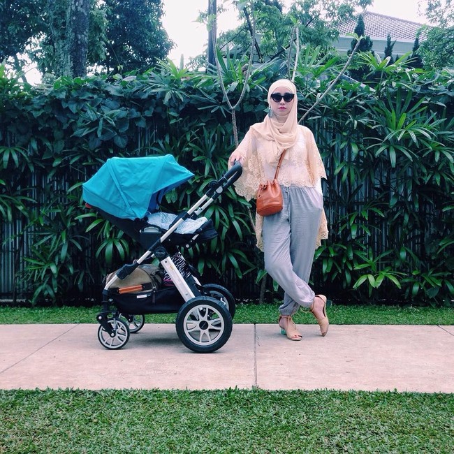 Berfoto bersama anaknya, Fadila Rahma terlihat sedang bermain bersama keponakan. Selain karena wajahnya yang baby face, ia pun punya gaya busana yang kasual dan boyish. Foto: Instagram