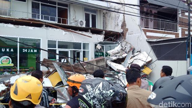 Penampakan konstruksi bangunan apotek yang ambruk. 