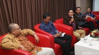 Hadir dalam diskusi tersebut (kiri-kanan) pengamat politik Ari Nurcahyo, aktivis YLBHI Muhammad Isnur, Ray Rangkuti, Jeirry Sumampow, dan pengamat politik dari Universitas Paramadina Arif Susanto, Selasa (13/2/2018).