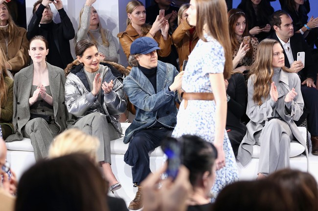 Rachel Brosnahan, Katie Holmes, David Lauren dan Hilary Swank menghadiri fashion show Ralph Lauren, Senin (12/2/2018). (Foto: Monica Schipper/Getty Images)