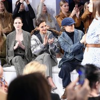 Rachel Brosnahan, Katie Holmes, David Lauren dan Hilary Swank menghadiri fashion show Ralph Lauren, Senin (12/2/2018). (Foto: Monica Schipper/Getty Images)