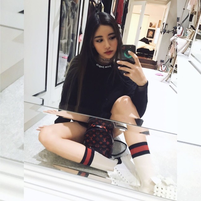 Bergaya dengan kaus kaki motif garis seperti yang dipakai Calista Cuaca juga tengah tren di kalangan anak muda. Calista memakai kaus kaki Gucci seharga 90 Euro. Dia juga melengkapi gayanya dengan tas ransel Louis Vuitton berukuran mini. Foto: Instagram