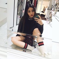 Bergaya dengan kaus kaki motif garis seperti yang dipakai Calista Cuaca juga tengah tren di kalangan anak muda. Calista memakai kaus kaki Gucci seharga 90 Euro. Dia juga melengkapi gayanya dengan tas ransel Louis Vuitton berukuran mini. Foto: Instagram